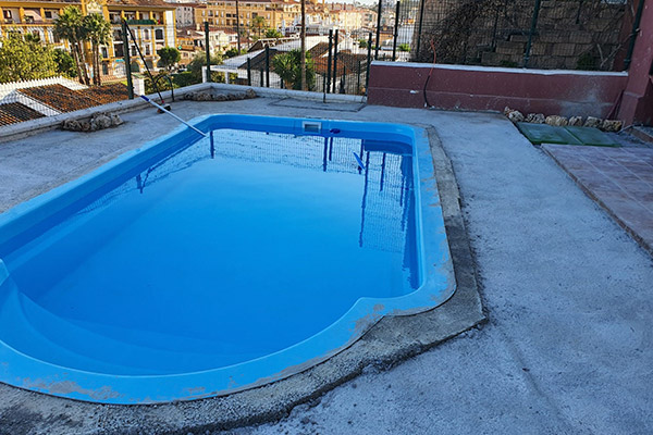 Zona de piscina: Tarima exterior sintética y césped artificial