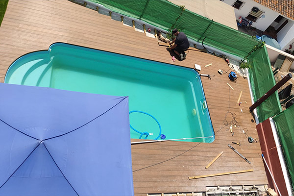 Zona de piscina: Tarima exterior sintética y césped artificial
