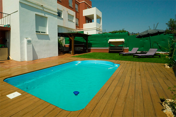 Zona de piscina: Tarima exterior sintética y césped artificial