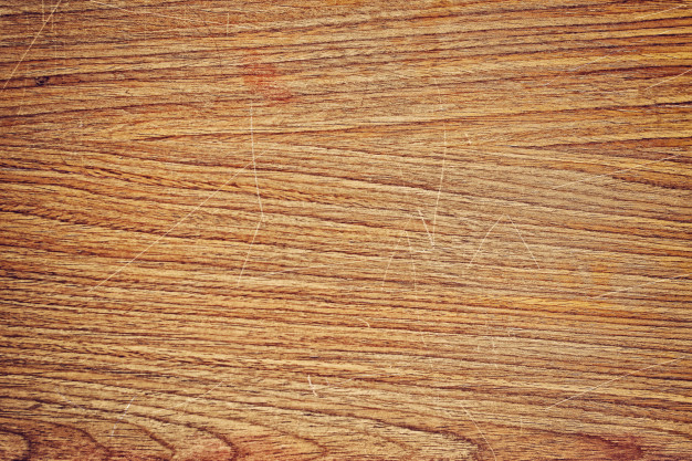 Cómo reparar rasguños en una puerta de madera