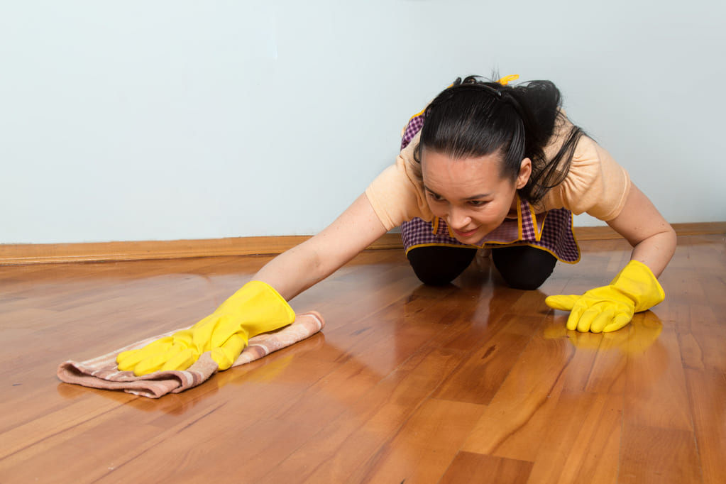 Cómo limpiar suelos de madera, tarima o parquet de forma profesional